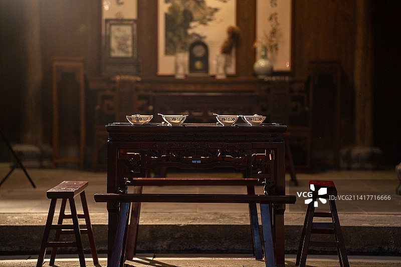 徽派建筑内吃年夜饭前的八仙桌图片素材