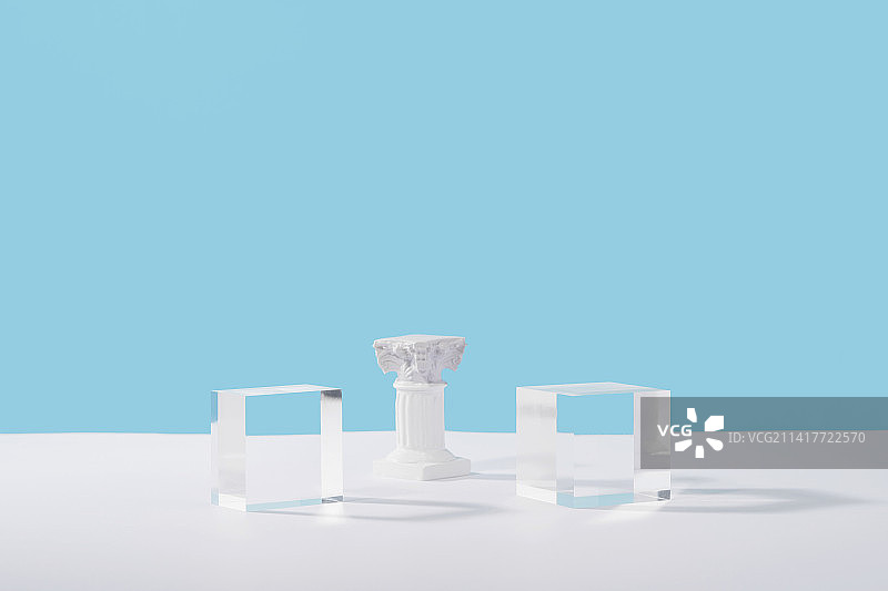 化妆品展示台与罗马大理石柱产品图片素材