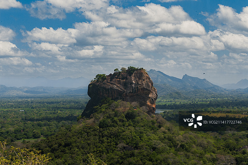 天空映衬下的风景图片素材