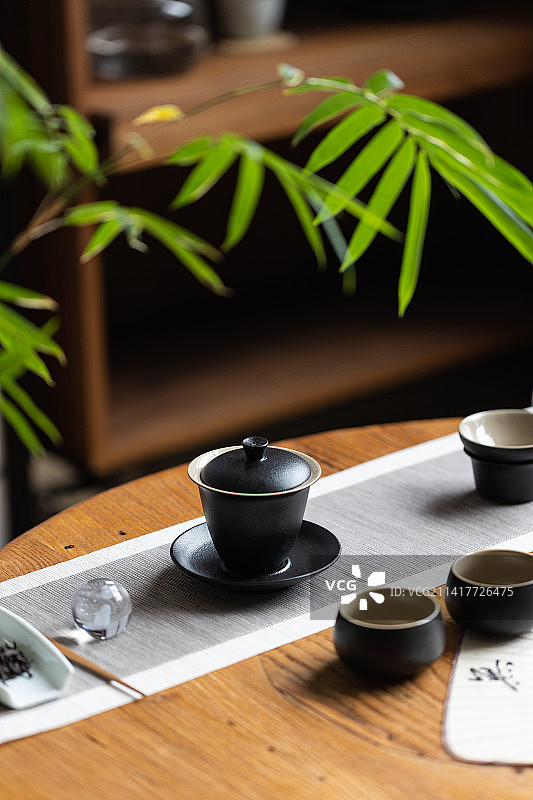 木桌上的黑色盖碗茶场景图片素材