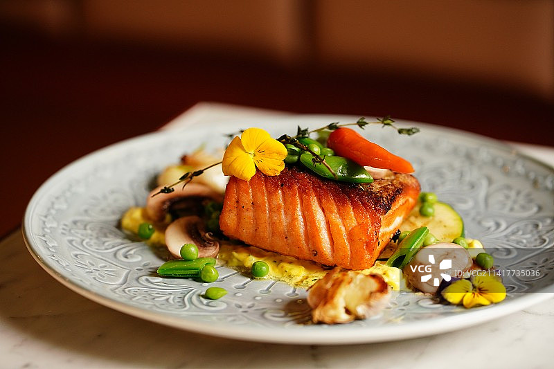 香煎挪威三文鱼配时蔬图片素材