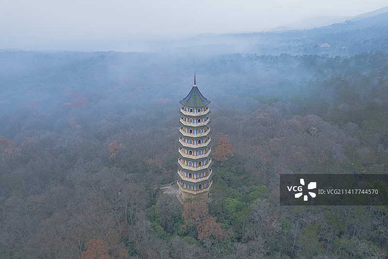 晨雾中的灵谷塔图片素材