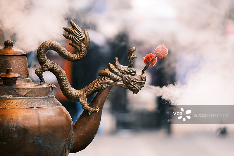制作天津小吃茶汤的龙嘴大铜壶特写图片素材