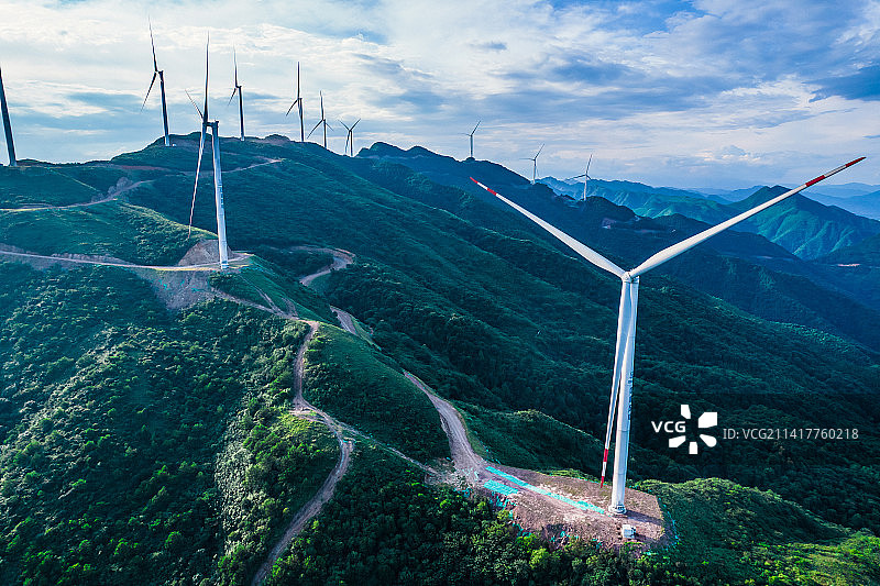 广西桂林兴安山上的风电图片素材