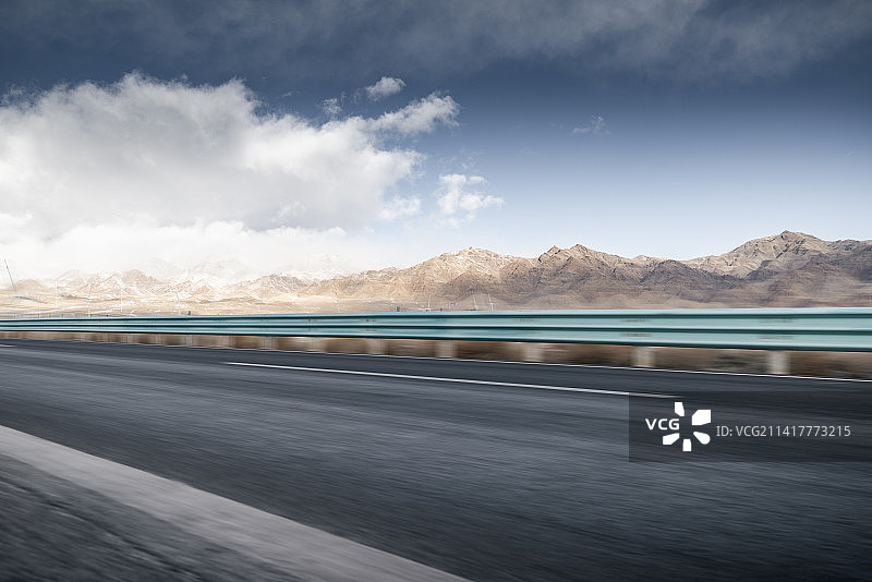 雪山下的公路汽车广告背景图图片素材
