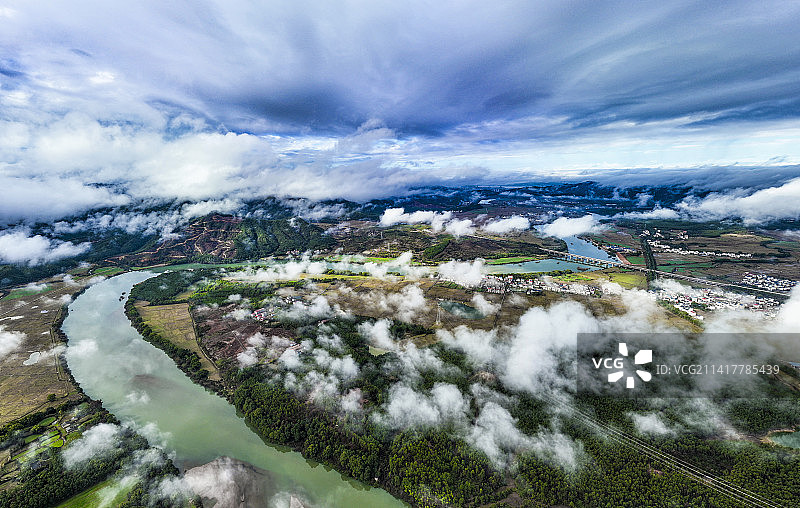 2023年1月13日，江西省吉安市吉水县乌江镇枫坪村云雾缭绕，把民居 、公路 、河流掩映成一幅生态画图片素材