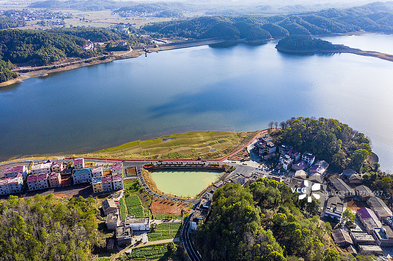 2023年1月13日，江西省吉安市吉水县阜田镇庵里村，波光粼粼的千亩库区与明媚的蓝天白云相映成趣，绘图片素材