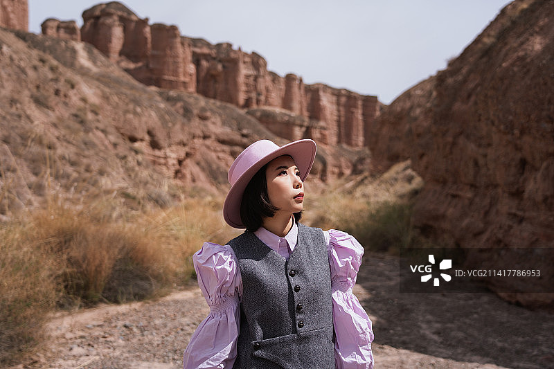 在中国西北甘肃省张掖国家地质公园冰沟丹霞的女性游客图片素材