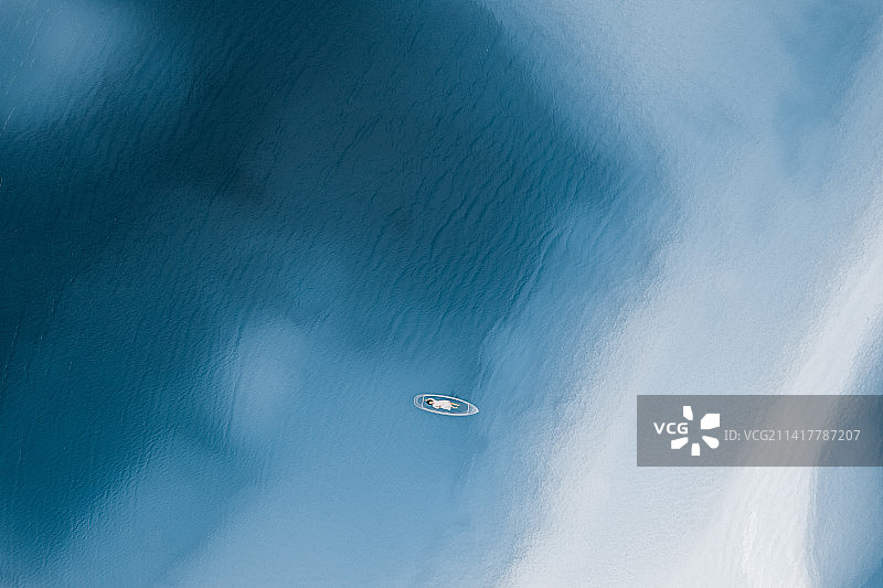 在中国青海大柴旦翡翠湖,在透明“玻璃船”上的的女性游客 航拍视角图片素材