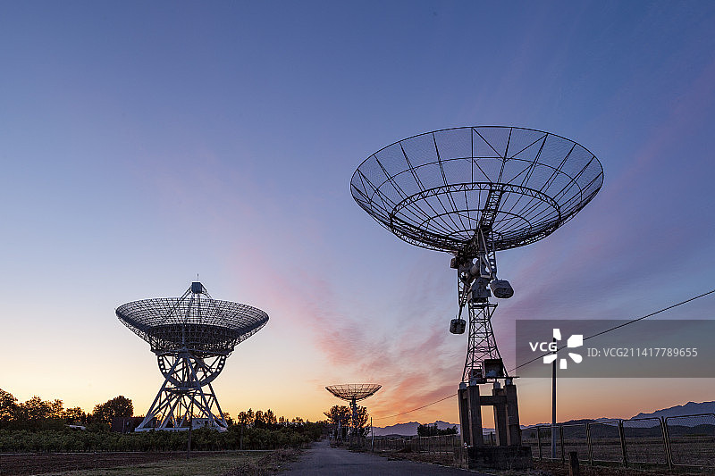 傍晚天空下的射电望远镜风景图片素材
