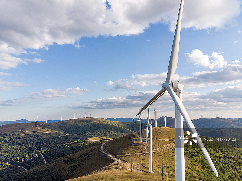 夏天风力发电风车特写图片素材