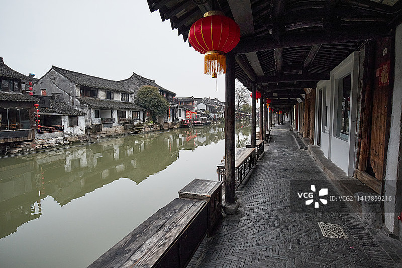 清晨西塘古镇无人的烟雨长廊图片素材