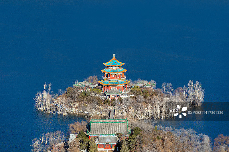 北京十三陵水库蓝色水面亭台楼阁图片素材