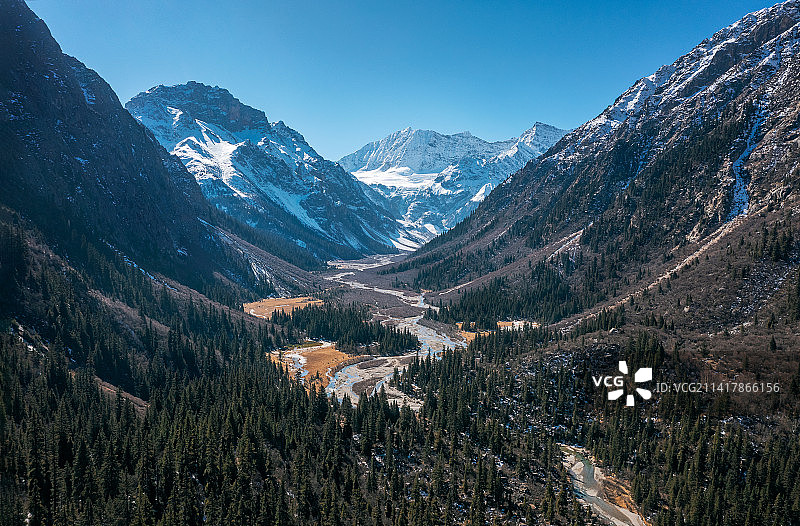 航拍西藏林芝雪山峡谷图片素材