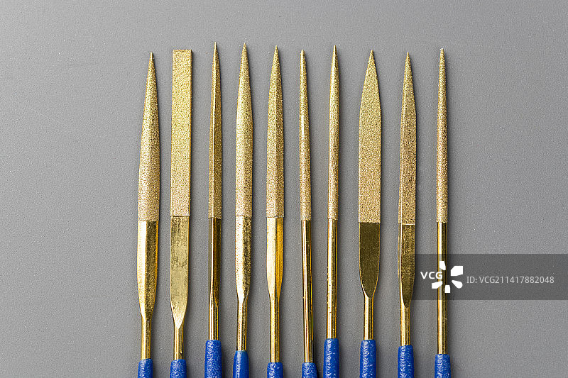 手工工具各种钢锉刀特写蓝色背景图片素材