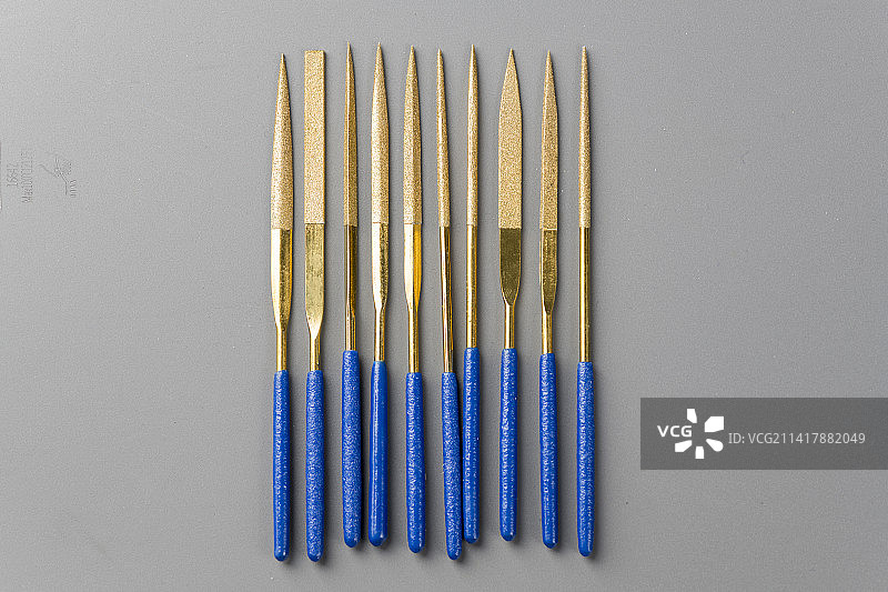 手工工具各种钢锉刀特写蓝色背景图片素材