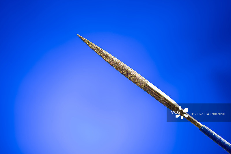 手工工具各种钢锉刀特写蓝色背景图片素材