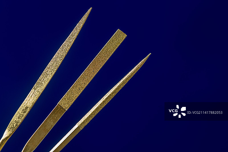 手工工具各种钢锉刀特写蓝色背景图片素材