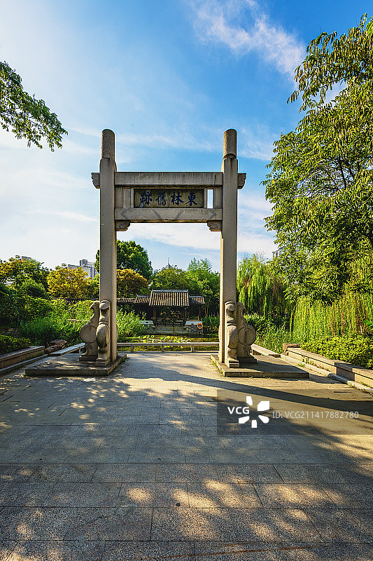 光影中的东林旧迹牌坊+东林书院（无锡）图片素材