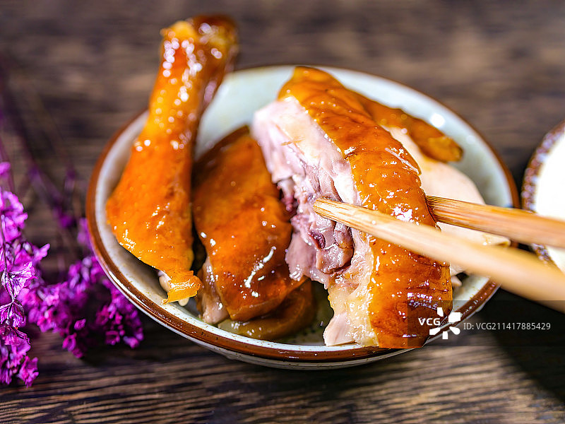粤菜传统食品玫瑰豉油鸡卤水鸡鲜嫩多汁鸡肉嫩滑原汁原味广东家乡菜皮爽肉滑百吃不腻清远走地文昌鸡粤菜鸡肴图片素材