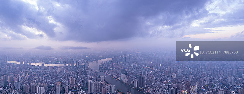 广州珠江岸城市高楼建筑与夕阳云彩航拍长图图片素材