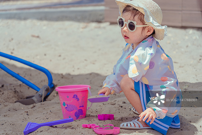 挖沙的小女孩图片素材