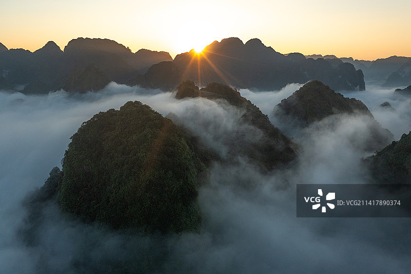 广西巴马地区日出群峰航拍图片素材