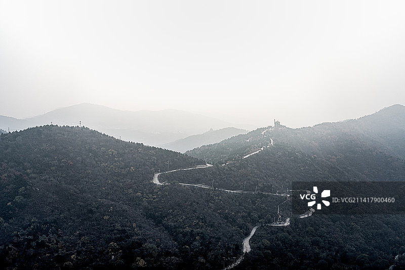 蜿蜒山路层次感山峰极简山水风光图片素材