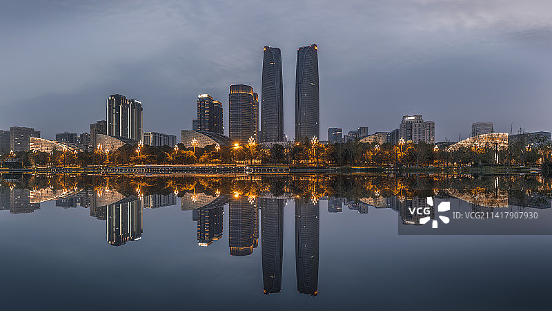 中国四川成都市高新区金融城现代建筑群及湖中的倒影夜景图片素材