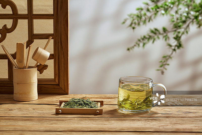 桌上窗边茶的特写镜头绿茶龙井图片素材