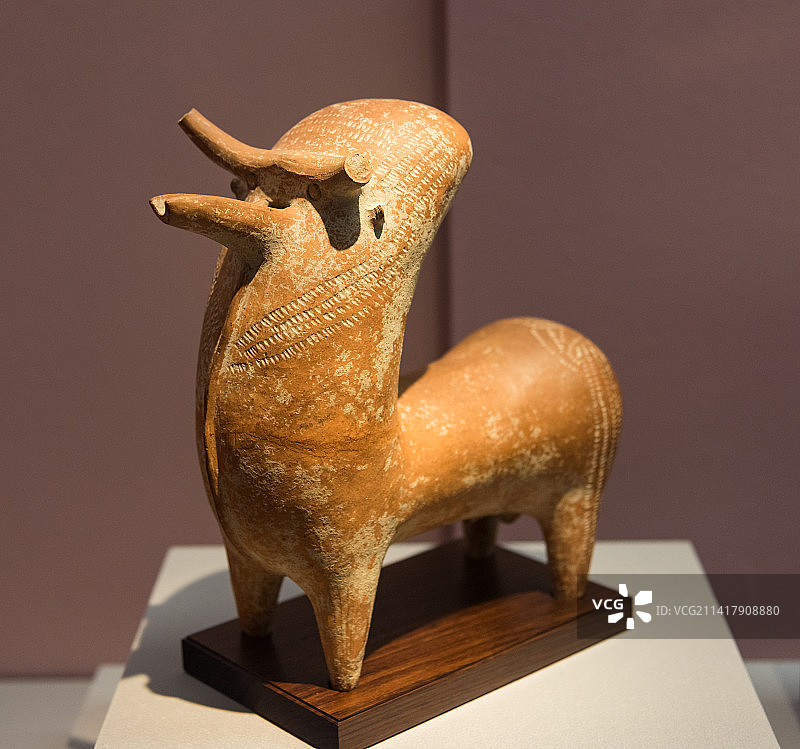 四川博物院公元前九世纪伊朗牛形陶器来通杯图片素材