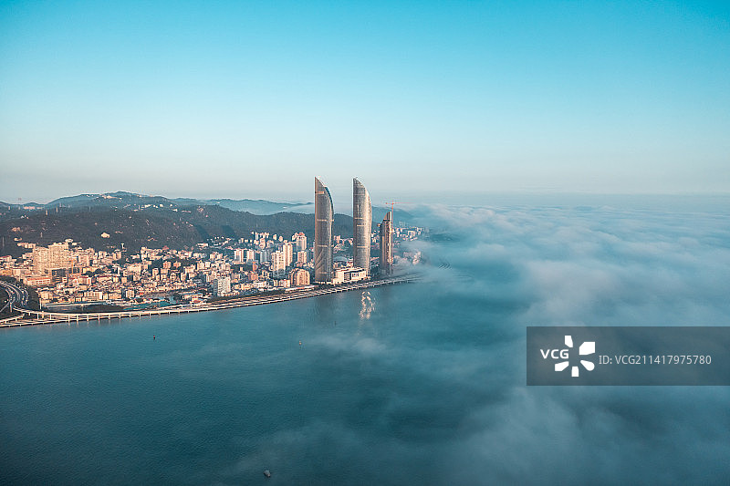 2023年厦门第一场平流雾图为演武大桥双子塔图片素材