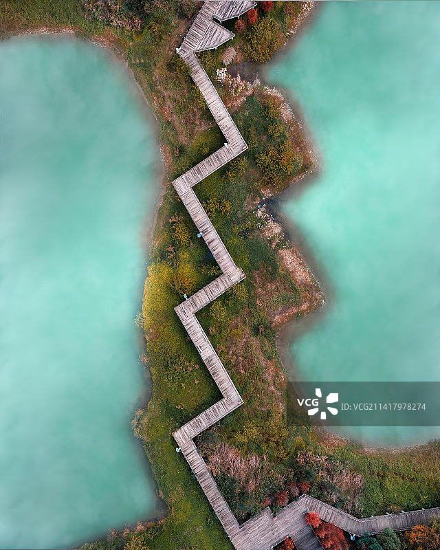 翡翠般湖水中的折线木栈道图片素材