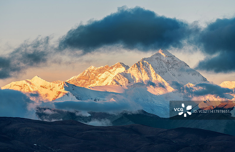 西藏日喀则市定日县珠穆朗玛峰风景图片素材