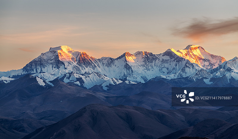 西藏日喀则市定日县珠穆朗玛峰西侧的马卡鲁峰和干城章嘉峰图片素材