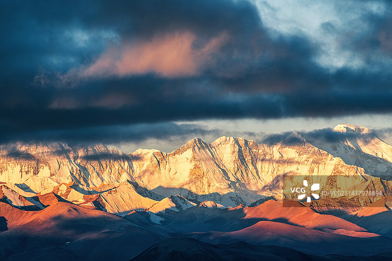 西藏日喀则市定日县珠穆朗玛峰西侧的马卡鲁峰和干城章嘉峰图片素材