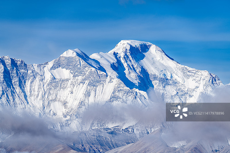 西藏日喀则市定日县珠穆朗玛峰西侧的马卡鲁峰和干城章嘉峰图片素材
