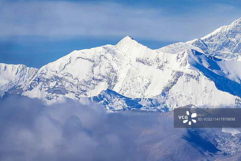 西藏日喀则市定日县珠穆朗玛峰西侧的马卡鲁峰和干城章嘉峰图片素材