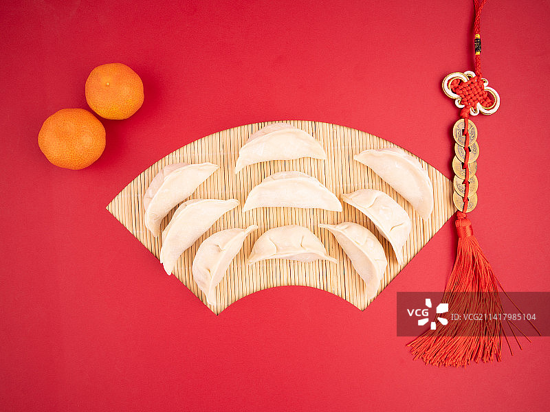 红色背景上的饺子图片素材