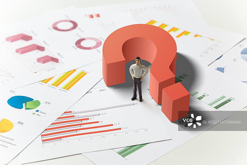 白领小人和办公图表文件特写图片素材