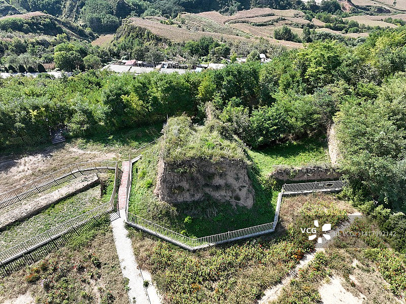 这个土堆其实是我国大西北境内的野长城遗址图片素材