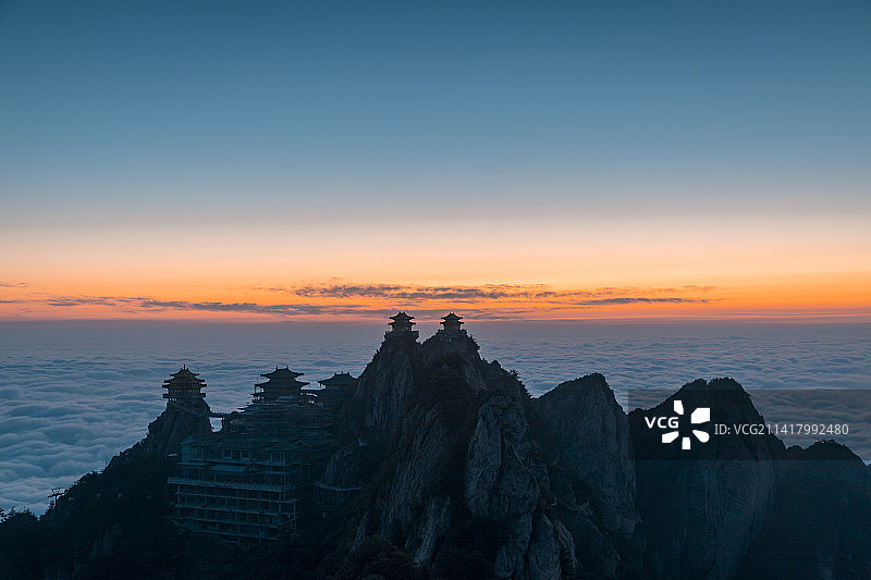 河南省洛阳市栾川县老君山风景区日出云海翻腾图片素材