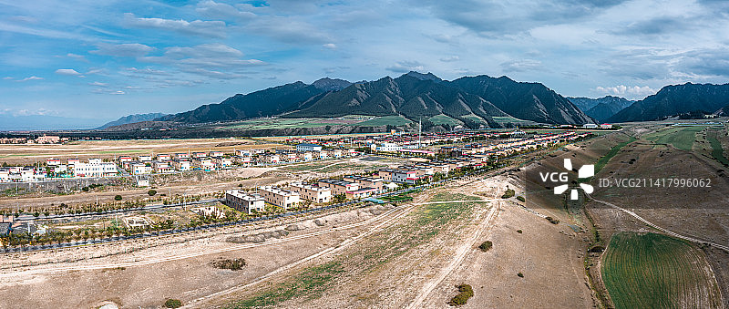 航拍 ：新疆乌鲁木齐县 天山脚下的村庄 草原风光 路图片素材