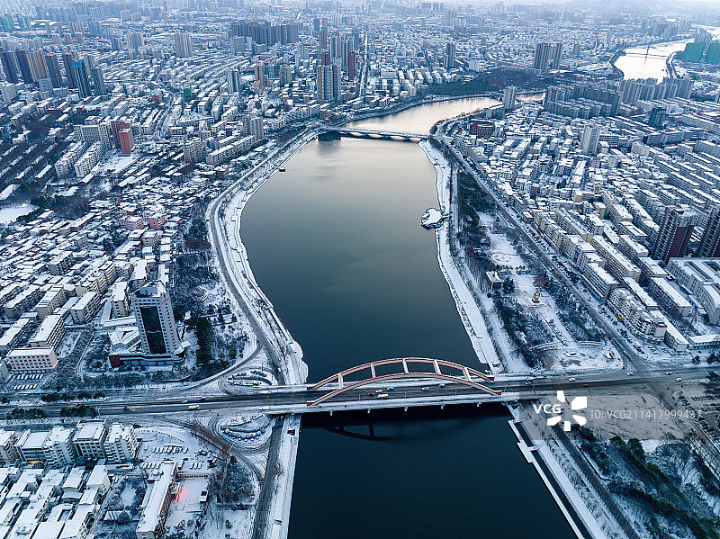 河南信阳冬季下雪天城市天际线日出风光航拍图片素材