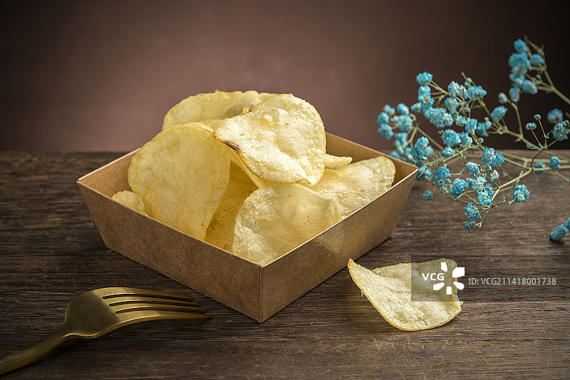 炸薯片炸土豆片摆放在木桌面上特写图片素材