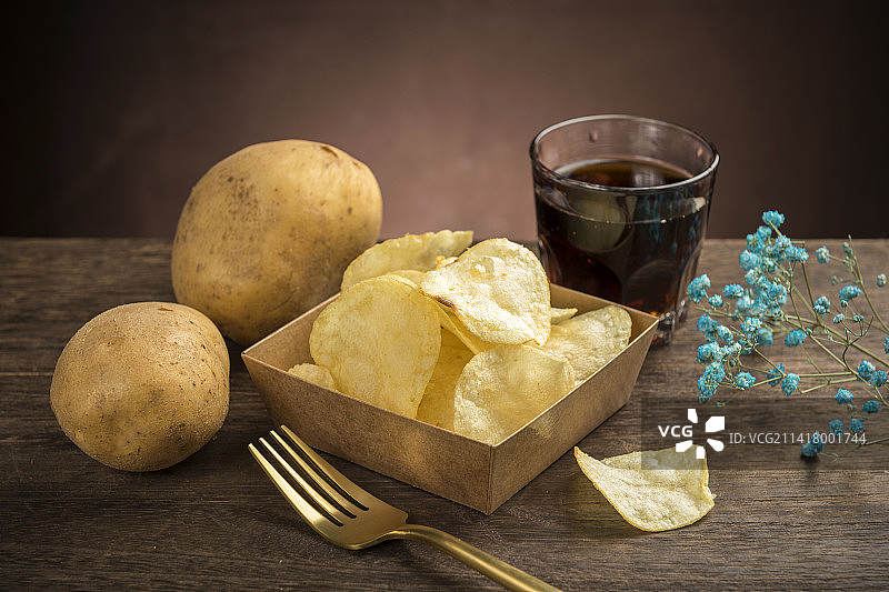 炸薯片炸土豆片摆放在木桌面上特写图片素材