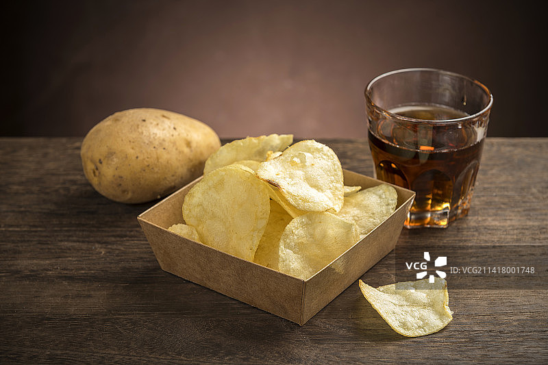 炸薯片炸土豆片摆放在木桌面上特写图片素材