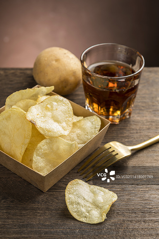 炸薯片炸土豆片摆放在木桌面上特写图片素材