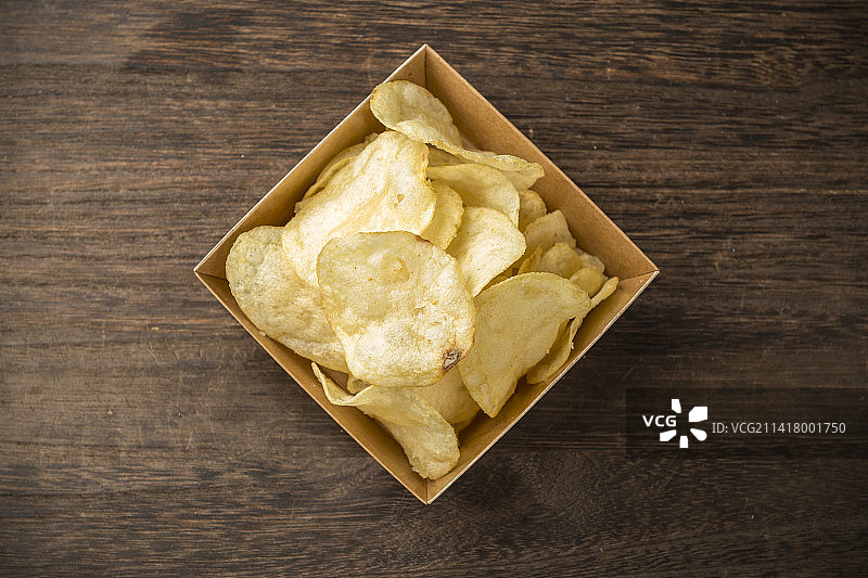 炸薯片炸土豆片摆放在木桌面上特写图片素材
