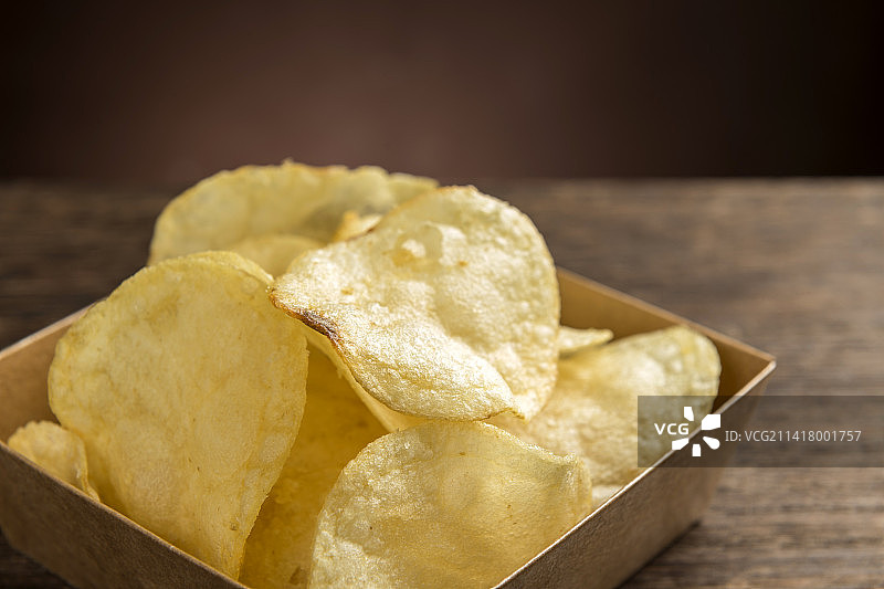 炸薯片炸土豆片摆放在木桌面上特写图片素材